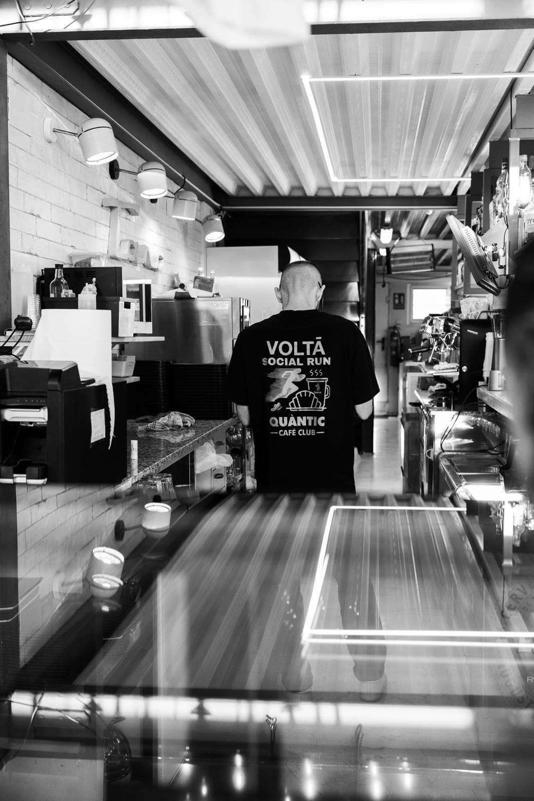 Barista de Volta Café preparando bebidas